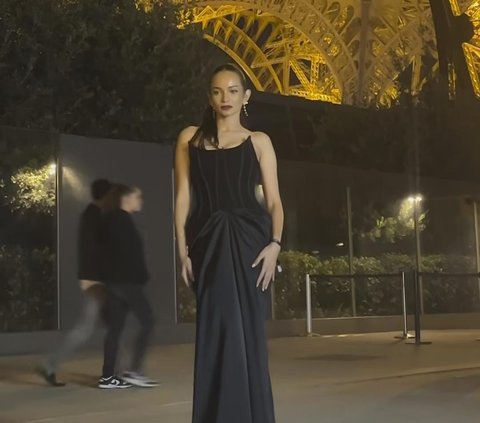 Tampil Elegan Dalam Balutan Dress Hitam di Paris, Kecantikan Enzy Storia Bikin Speechless