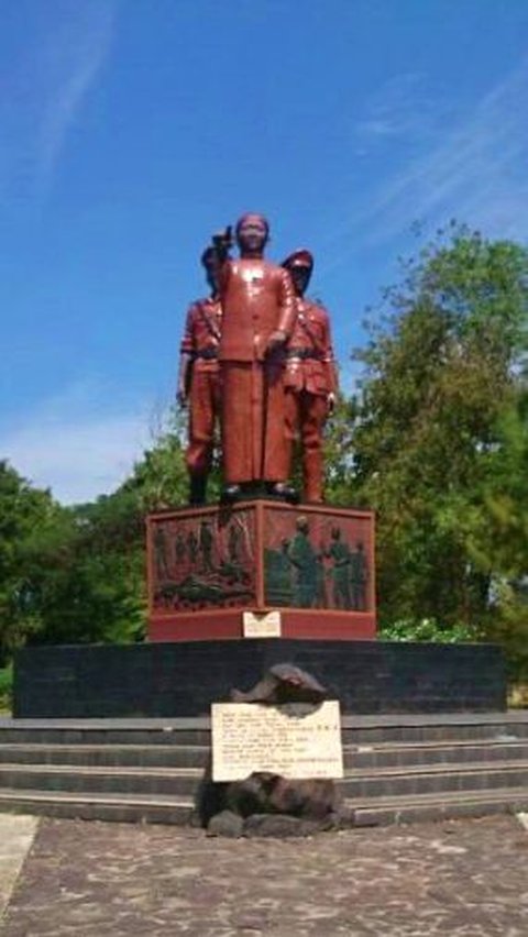 Monumen Gubernur Suryo di Kecamatan Kedunggalar Kabupaten Ngawi dibangun untuk mengenang jasa-jasanya