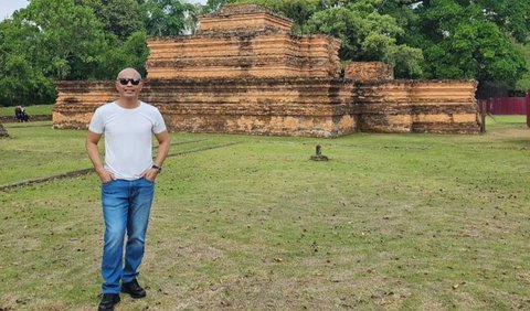 Foto Bersama Candi dengan Gaya Kasual