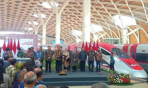 Diresmikan Jokowi, Kereta Cepat Jakarta-Bandung Whoosh Mulai Beroperasi Hari Ini