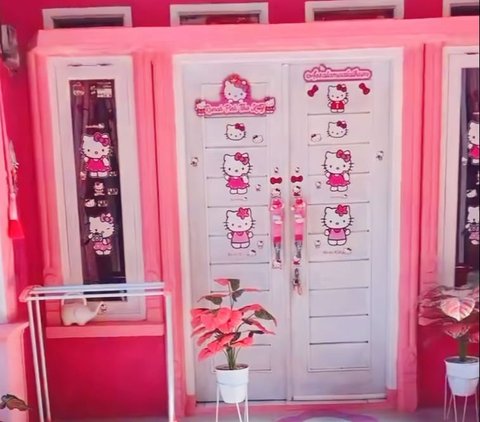 Portrait of a Die-Hard Hello Kitty Fans House, from Terrace to Bathroom Feels Like Being Observed by Adorable Cats