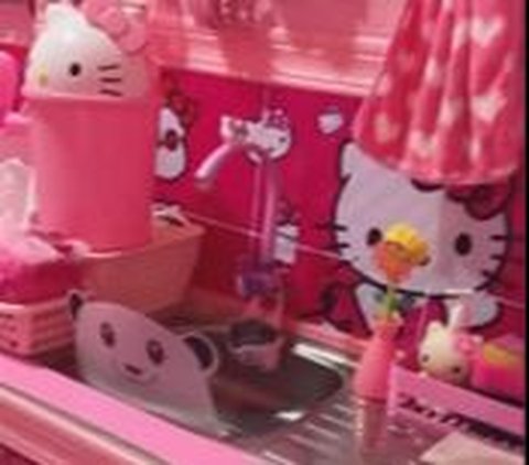 Portrait of a Die-Hard Hello Kitty Fans House, from Terrace to Bathroom Feels Like Being Observed by Adorable Cats
