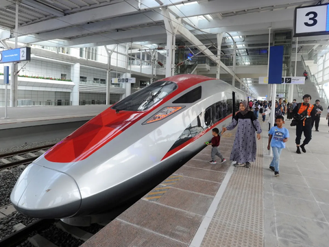 Jokowi Officially Inaugurates Whoosh High-Speed Train, the Fastest in Southeast Asia