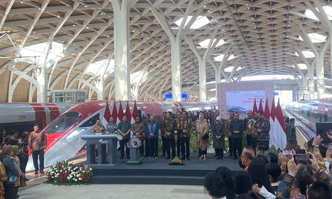 Resmikan Kereta Cepat Whoosh, Jokowi: Jangan Takut Belajar dan Coba Hal Baru