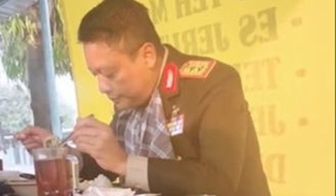 Menariknya, Krishna terlihat makan sambil mengenakan seragam PDU lengkap dengan pangkat dan atribut polisi.