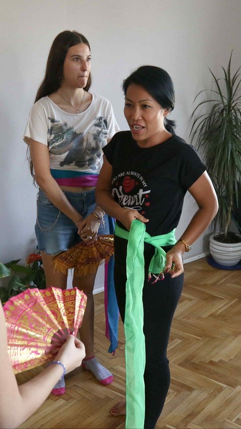 Dewi mengaku mengajarkan tari Bali kepada anak-anak Rumania adalah suatu kebanggaan baginya.<br>