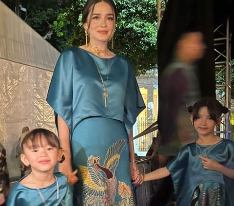 Cantiknya Yasmine Wildblood di Acara Istana Berbatik, Lenggak Lenggok Gandeng Dua Putrinya