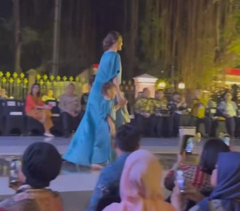 Cantiknya Yasmine Wildblood di Acara Istana Berbatik, Lenggak Lenggok Gandeng Dua Putrinya