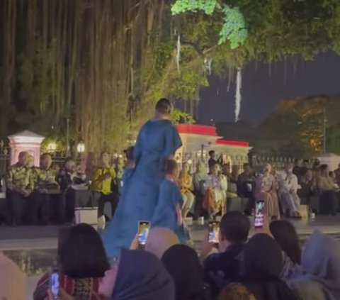 Cantiknya Yasmine Wildblood di Acara Istana Berbatik, Lenggak Lenggok Gandeng Dua Putrinya