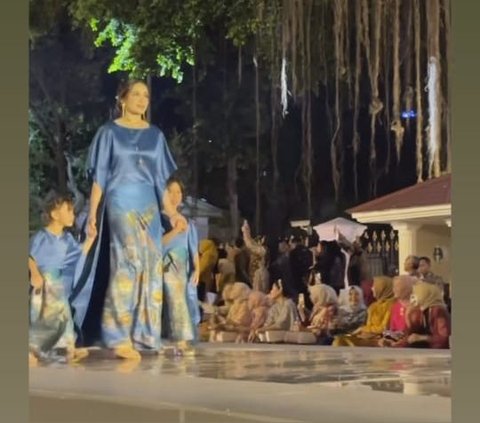 Cantiknya Yasmine Wildblood di Acara Istana Berbatik, Lenggak Lenggok Gandeng Dua Putrinya