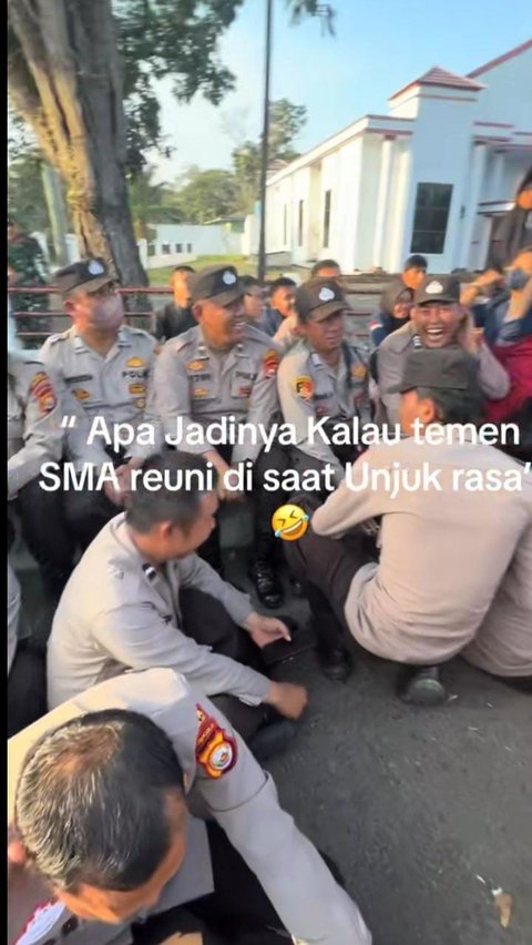 Momen Langka Polisi dan Mahasiswa 'Nongkrong Bareng' Saat Demo, Layaknya Reuni Teman Lama