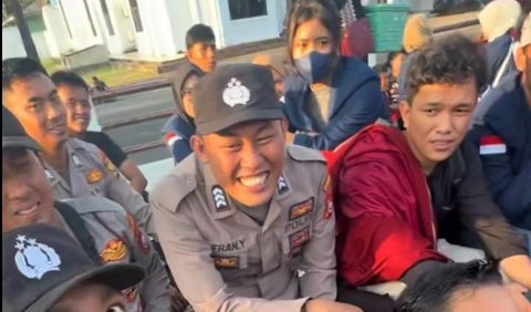 Bahkan dalam video, salah satu polisi tampak mengajak para mahasiswa dengan bergurau, “Ambo ada 100, kau ada 200?” ujar polisi tersebut dalam video.<br>