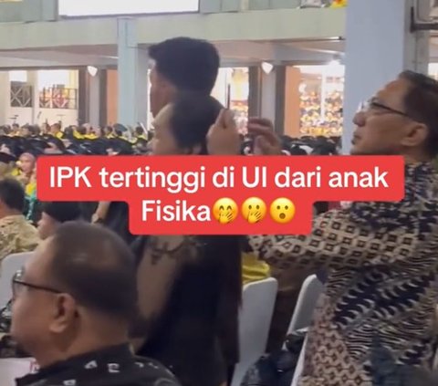 Di awal video, orang tua wisudawan tampak berdiri sambil memegang handphone-nya masing-masing. Rupanya hal ini karena MC mengumumkan sosok wisudawan terbaik pada momen wisuda yang berlangsung pada Junat (22/9) lalu.