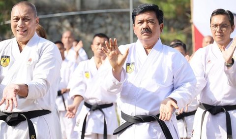 Dalam foto yang dibagikan, terlihat eks Panglima TNI itu mengenakan seragam karate serba putih.