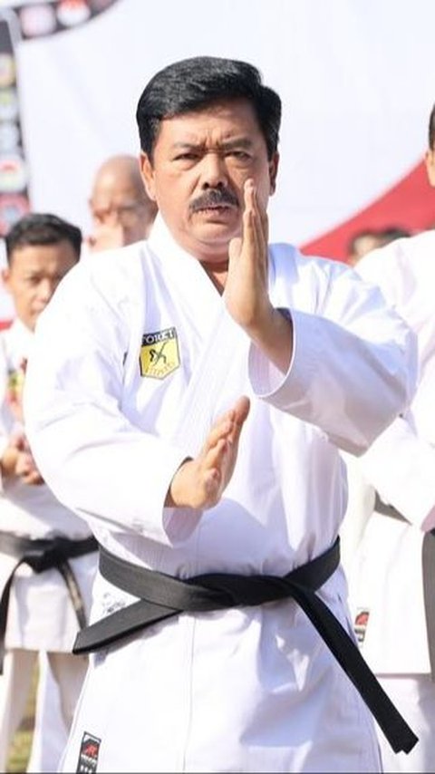 Momen Hadi Tjahjanto unjuk kebolehan memamerkan jurus karate.