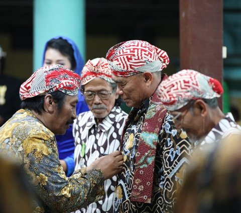 Menko PMK Terima Gelar Adat Raden Pangeran Anom dari Kasepuhan Majan