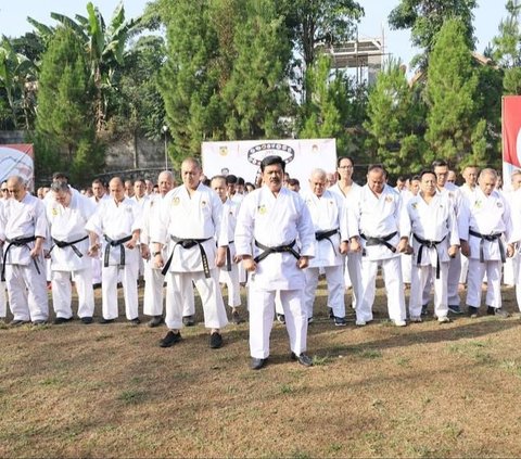 Mantan Panglima TNI Hadi Bersabuk Hitam Karate Keluarkan Jurus Bareng Iwan Fals