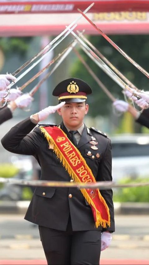 Potret Perwira Polisi Anak Eks Kasau jadi 'Tukang Bakso': Jauh-Jauh Kuliah ke Luar Negeri