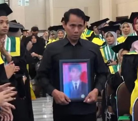 Momen Penuh Haru Ayah Wakili Wisuda Anaknya yang Meninggal, Bawa Foto Almarhum Bikin Mahasiswa Nangis
