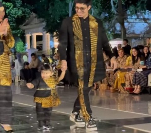 Momen Ameena Bikin Jokowi Gemas, Ikut Catwalk sama Atta Aurel di Acara Istana Berbatik