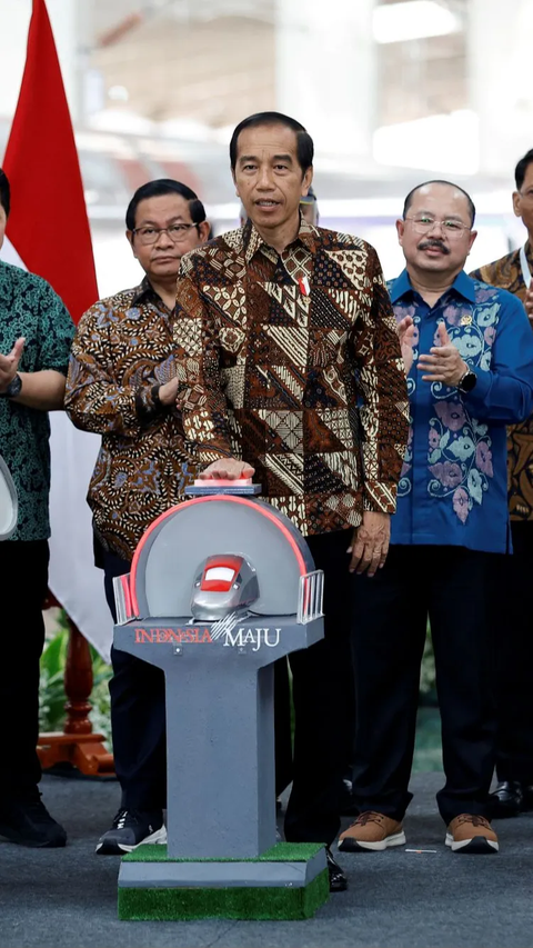 FOTO: Detik-Detik Jokowi Pencet Tombol Peresmian Whoosh, Kereta Cepat Jakarta-Bandung Satu-Satunya di Asia Tenggara