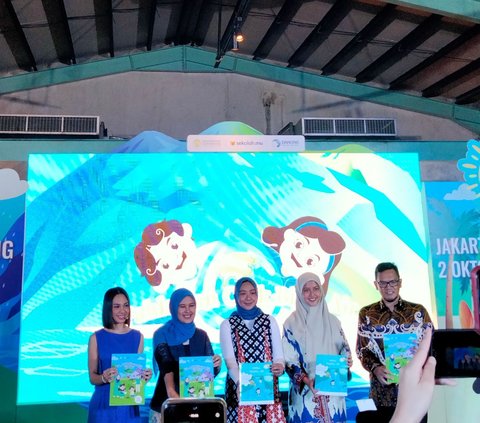 Using Folktales and Wayang, Andien Educates Children about Clean Water