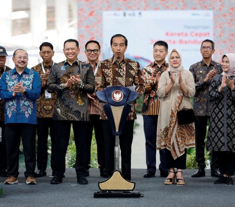 FOTO: Detik-Detik Jokowi Pencet Tombol Peresmian Whoosh, Kereta Cepat Jakarta-Bandung Satu-Satunya di Asia Tenggara