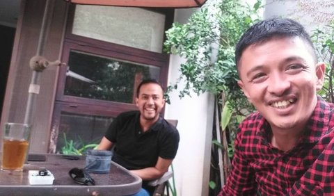 Potret kebersamaan Eza Yayang dan Omar Olly Alaydrus. Keduanya tampak tersenyum ke arah kamera.