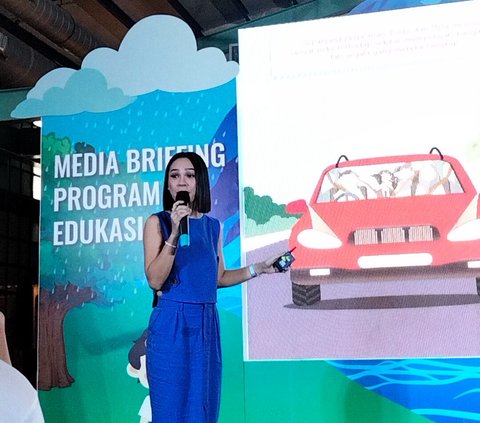 Using Folktales and Wayang, Andien Educates Children about Clean Water