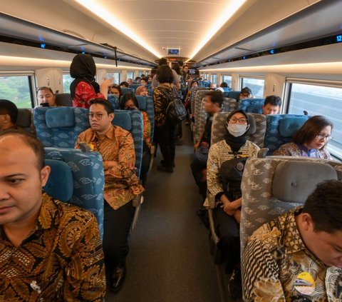 FOTO: Detik-Detik Jokowi Pencet Tombol Peresmian Whoosh, Kereta Cepat Jakarta-Bandung Satu-Satunya di Asia Tenggara