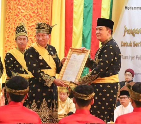 Kepala Kepolisian Daerah (Kapolda) Riau, Irjen Polisi Mohammad Iqbal baru saja memperoleh anugerah dan gelar adat <i>'Datuk Seri Jaya Perkasa Setia Negeri</i>' dari Lembaga Adat Melayu Riau pada Jumat (29/9) lalu. <br>