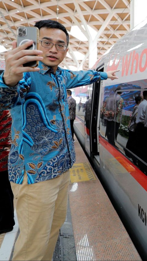 Antusiasme seorang pria yang berfoto selfie sebelum kereta cepat Jakarta Bandung bernama 