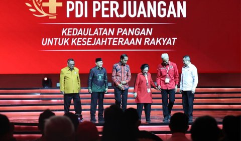 Ketua DPP PDIP Djarot Saiful Hidayat merespons soal peluang Khofifah Indar Parawansa menjadi cawapres Ganjar Pranowo. Dia meminta agar publik bersabar terkait pasangan Ganjar di Pilpres 2024.<br>