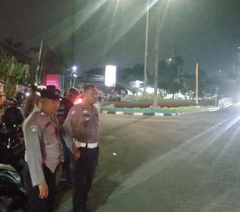 Pengguna jalan yang melintasi jalan penghubung menuju Pamulang, Ciputat dan BSD itu ramai-ramai mencibir hajatan memanfaatkan fasilitas umum.