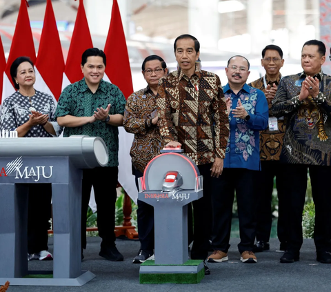 Presiden Joko Widodo (Jokowi) kini telah meresmikan Kerta Cepat Jakarta-Bandung (KCJB) atau Whoosh dan beroperasi mulai hari ini, Senin (2/10). Hingga pertengahan Oktober 2023 nantinya tiket KCJB gratis.