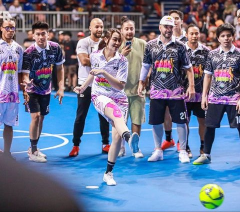 Sukses Bikin Gol, Intip Pesona Aaliyah Massaid saat Ikuti Laga Amal Futsal