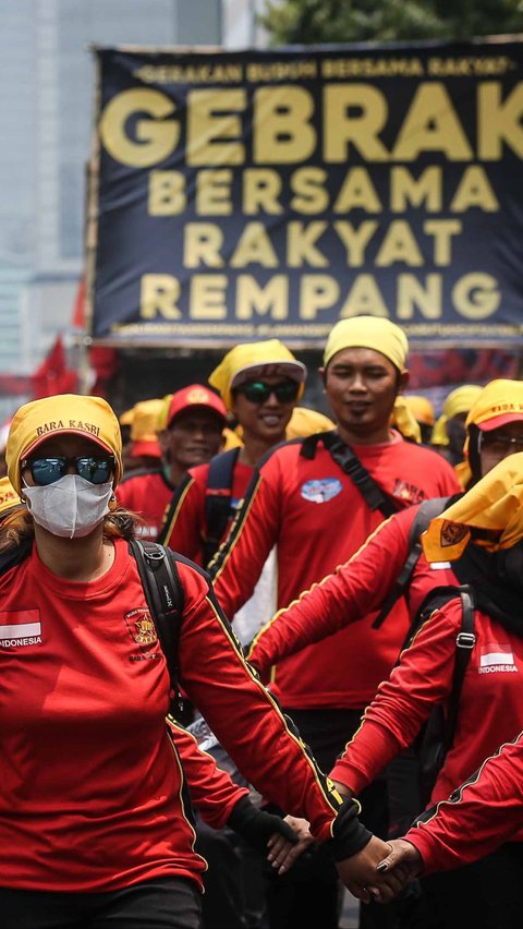 FOTO: Tuntut Cabut UU Cipta Kerja, Massa GEBRAK Geruduk Gedung MK dan Ancam Mogok Kerja