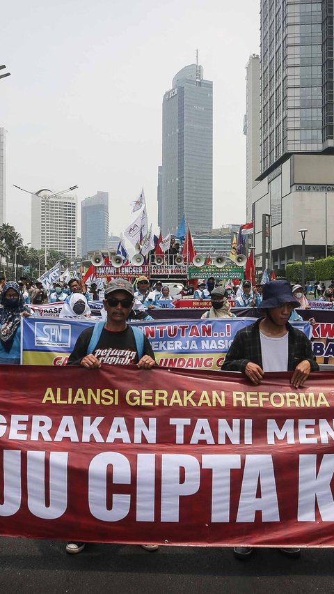 Dalam aksinya mereka meminta pemerintah mencabut Omnibus Law Undang-Undang Nomor 6 Tahun 2023 tentang Cipta Kerja beserta PP Turunannya.