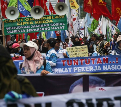 FOTO: Tuntut Cabut UU Cipta Kerja, Massa GEBRAK Geruduk Gedung MK dan Ancam Mogok Kerja