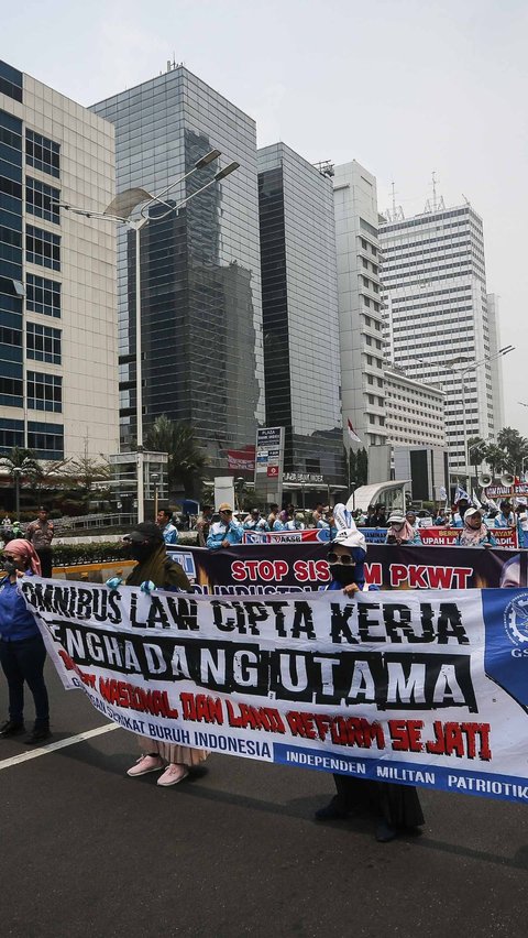 Selama menggelar aksi, mereka membentangkan spanduk dan berorasi sepanjang jalan menuju kawasan Patung Kuda.