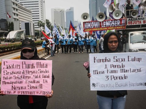 FOTO: Tuntut Cabut UU Cipta Kerja, Massa GEBRAK Geruduk Gedung MK dan Ancam Mogok Kerja