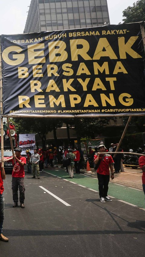 Di momen tersebut, massa buruh juga membentangkan spanduk 'GEBRAK bersama rakyat Rempang'.