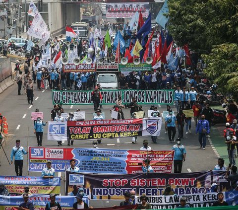 Aksi massa yang membawa dua mobil komando yang dilengkapo pengeras suara ini juga mendapat pengawalan ketat dari aparat kepolisian.