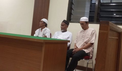 Majelis hakim kemudian memberikan waktu dua minggu untuk ketiga terdakwa menyusun pleidoi. <br>