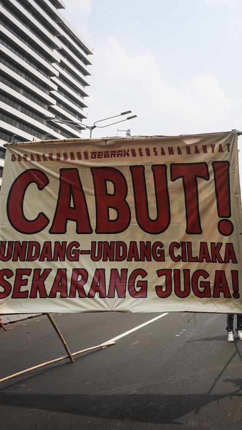 Spanduk bertuliskan 'Cabut! Undang-Undang Cilaka Sekarang Juga' turut dibentangkan oleh massa.