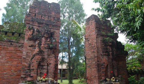 Pura Maospahit, meskipun berada di Bali, mengusung gaya arsitektur Jawa Timur. Gerbang candi terbelah dan patung selamat datang menghadirkan nuansa khas bangunan candi Jawa Timur.