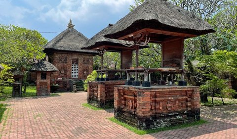 Pura Maospahit bukan hanya tempat ibadah, tetapi juga destinasi wisata sejarah yang menarik. Pengunjung dapat merasakan udara sejuk di dalam kompleks pura yang dikelilingi oleh pohon-pohon besar.