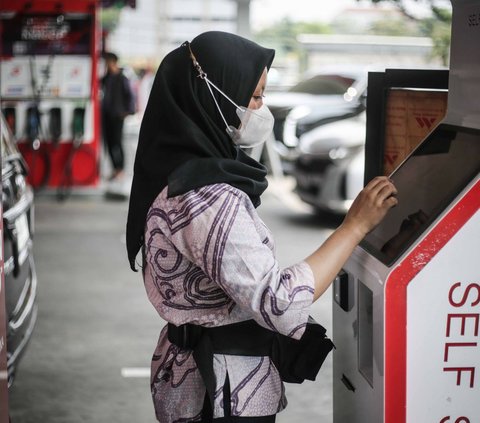 Menyambut peringatan Hari Batik Nasional, petugas SPBU MT Haryono tampil beda dengan berpakaian batik pada hari Senin (2/10/2023).