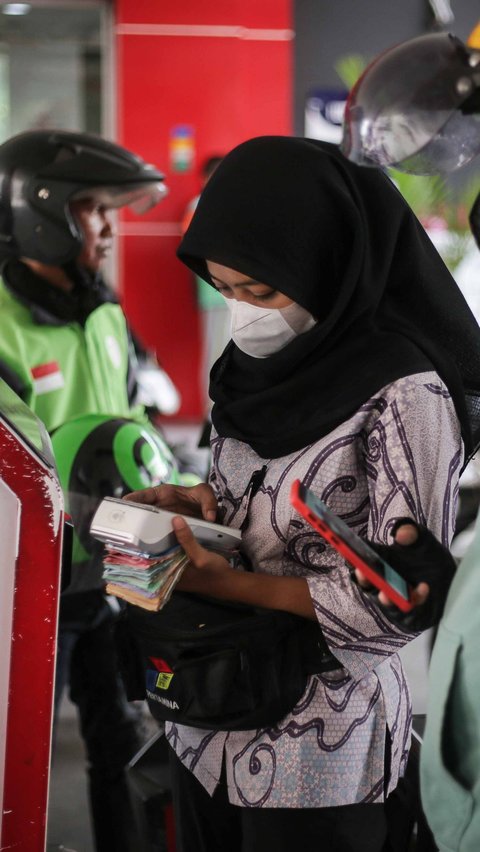 FOTO: Petugas di SPBU Ini Tampil Beda Melayani Pelanggan di Hari Batik Nasional