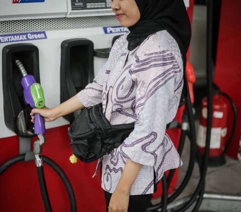 FOTO: Petugas di SPBU Ini Tampil Beda Melayani Pelanggan di Hari Batik Nasional